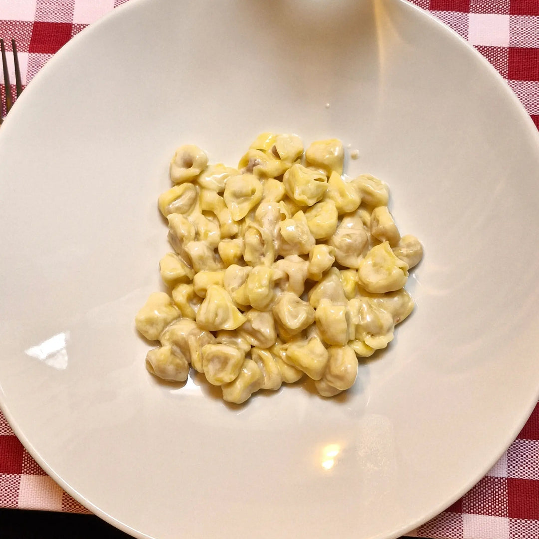 Tortellini in Crema di Parmigiano: Il Gusto Autentico della Cucina Modenese Modena Food Boutique